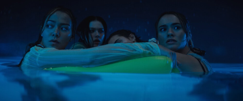 猩瘋血雨 泳池求生