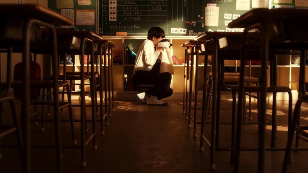 春日高男在放學後的課室中偷聞體育服