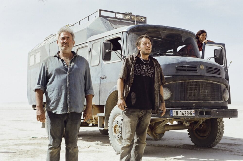 《末世狂沙》沙漠中的車輛與角色