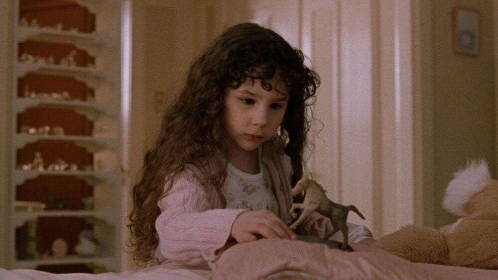 《鐵甲再生人》Little Miss手持Andrew雕刻的木馬