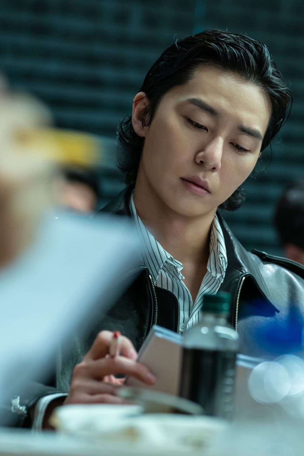 朴敘俊在《我是罪人》劇本圍讀現場，皮褸長髮造型