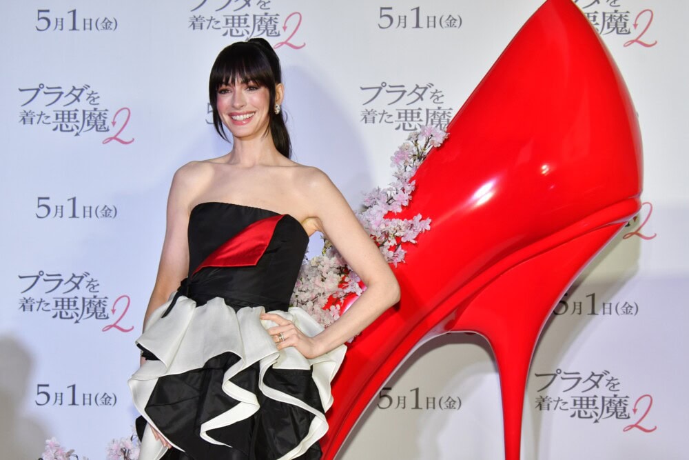 安妮夏菲維東京紅地毯造型：Valentino 2026春夏高訂波浪連身衣