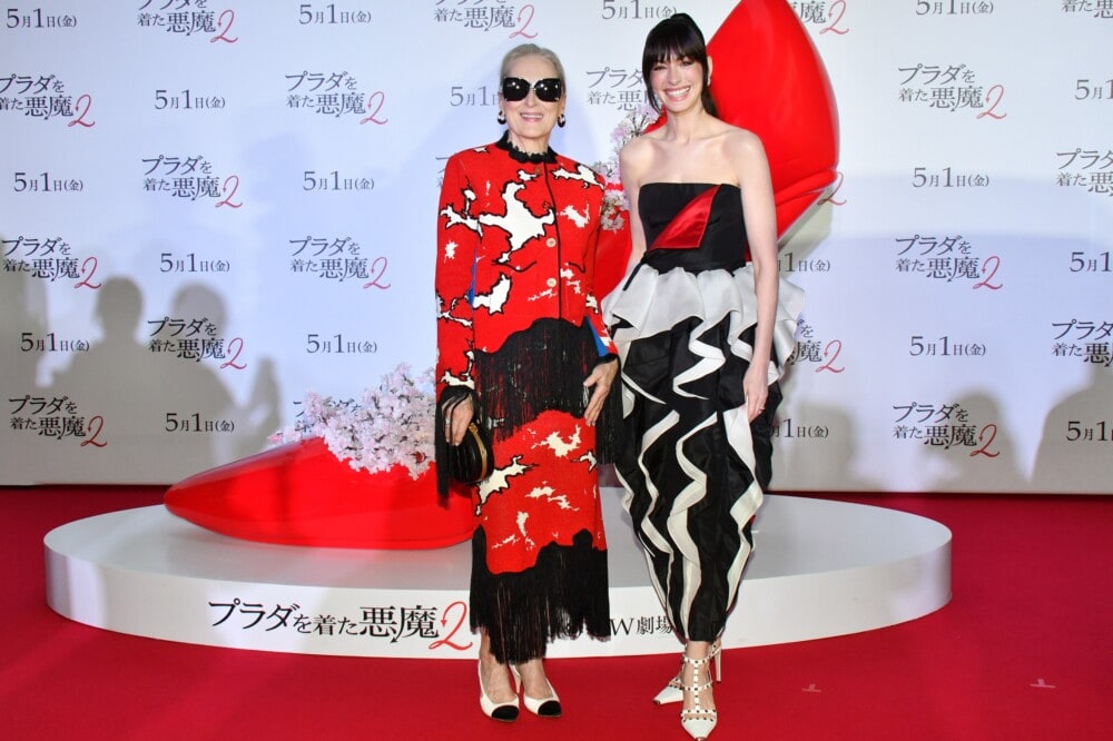 梅麗史翠普身穿Chanel 2026 Pre-Fall與安妮夏菲維Valentino 2026春夏高訂同場亮相東京紅地毯