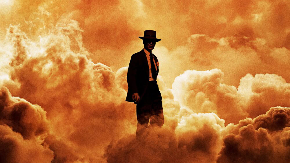 《奧本海默》奇連謀菲在原子彈試爆雲層中的劇照