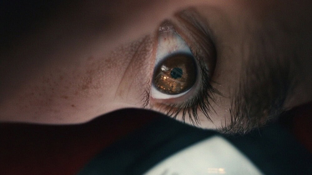 《蜘蛛俠:英雄重生》預告片:眼部特寫鏡頭,瞳孔倒映出紐約街景與蛛絲,暗示Peter的物理進化