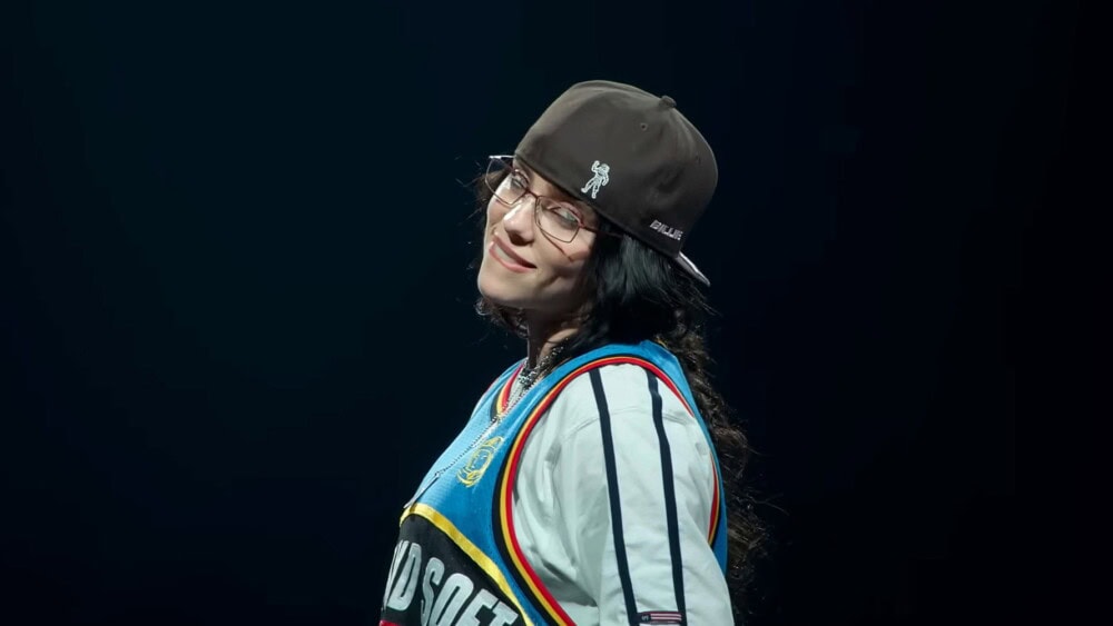 比莉艾利殊穿球衣在簡約舞台上的笑容特寫