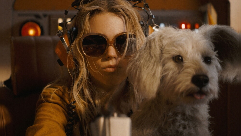 《超女》劇照　Milly Alcock 戴飛行頭盔與超能犬 Krypto 同框