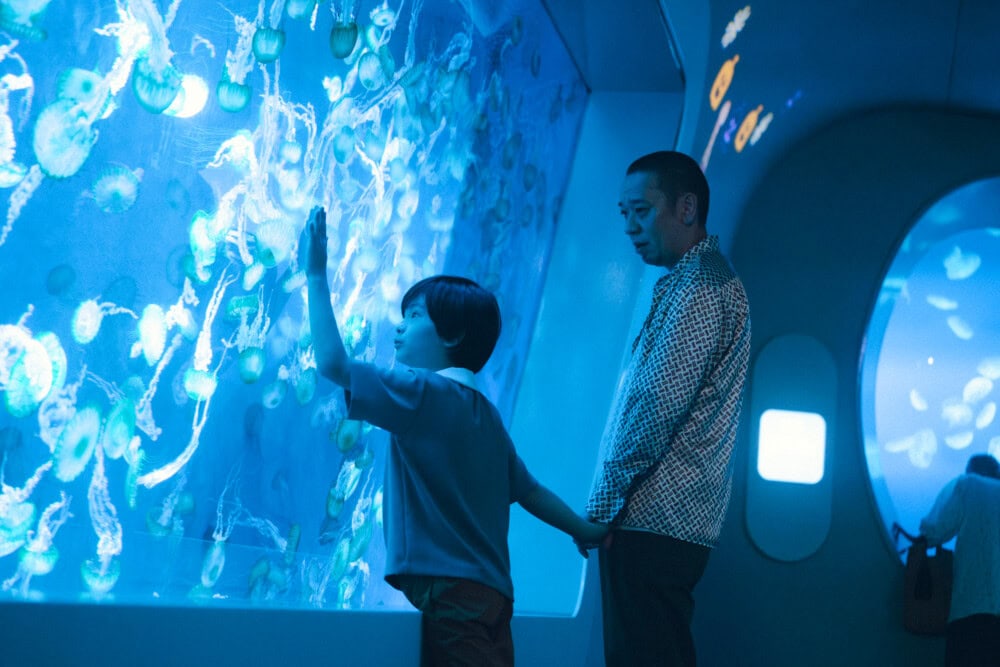 《再生家族》劇照　甲本健介與仿生機械人兒子在水族館看水母